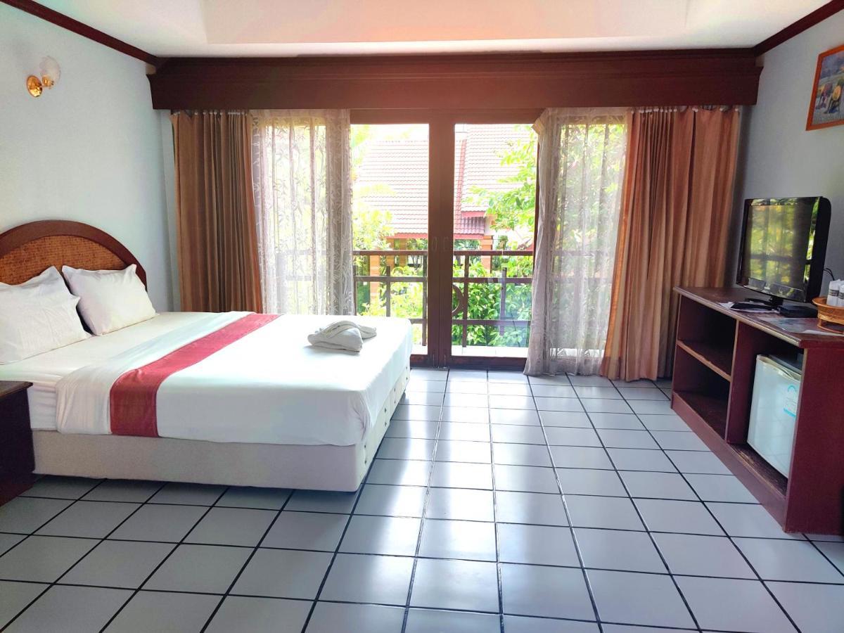 Thong Paeka Hotel Prasat Экстерьер фото