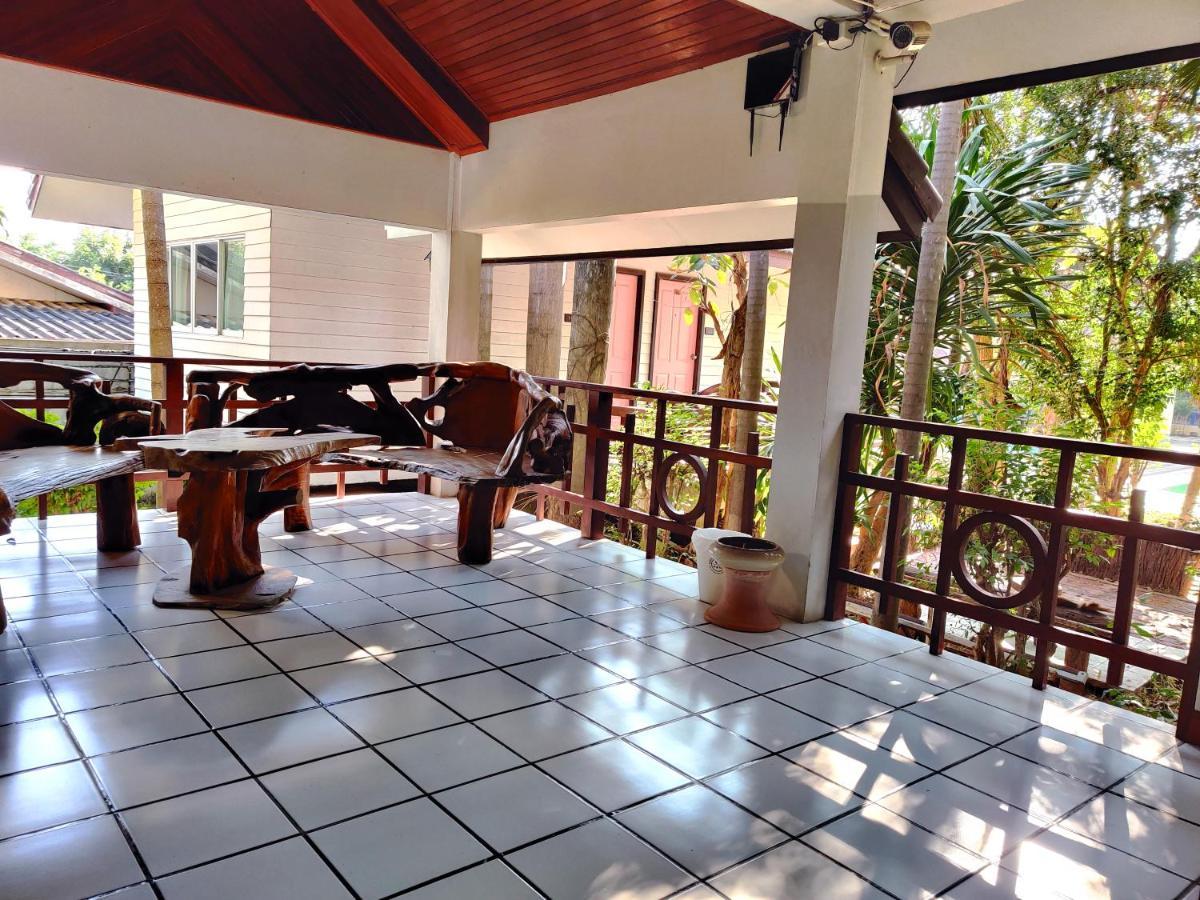 Thong Paeka Hotel Prasat Экстерьер фото
