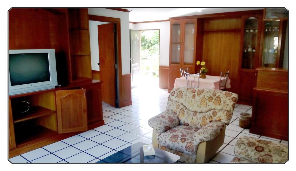 Thong Paeka Hotel Prasat Номер фото