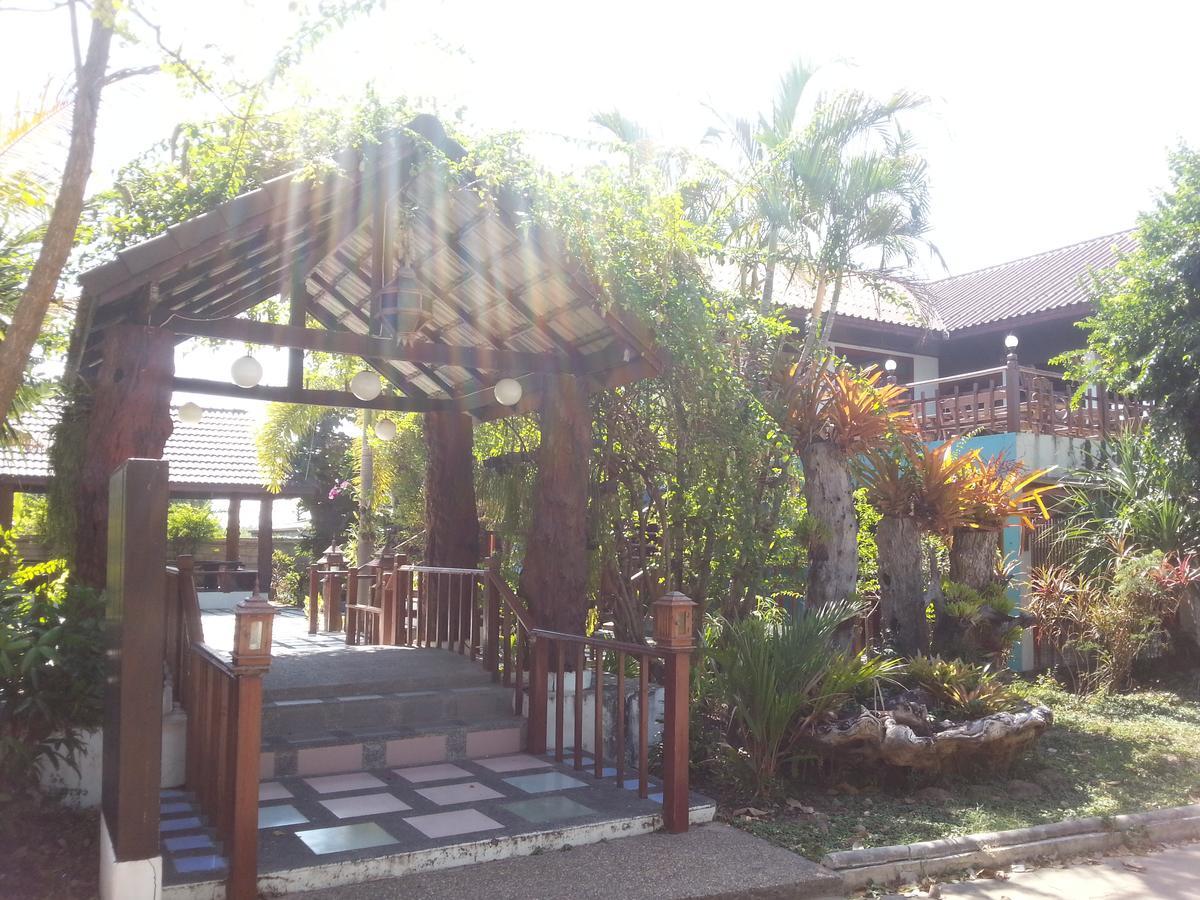 Thong Paeka Hotel Prasat Экстерьер фото
