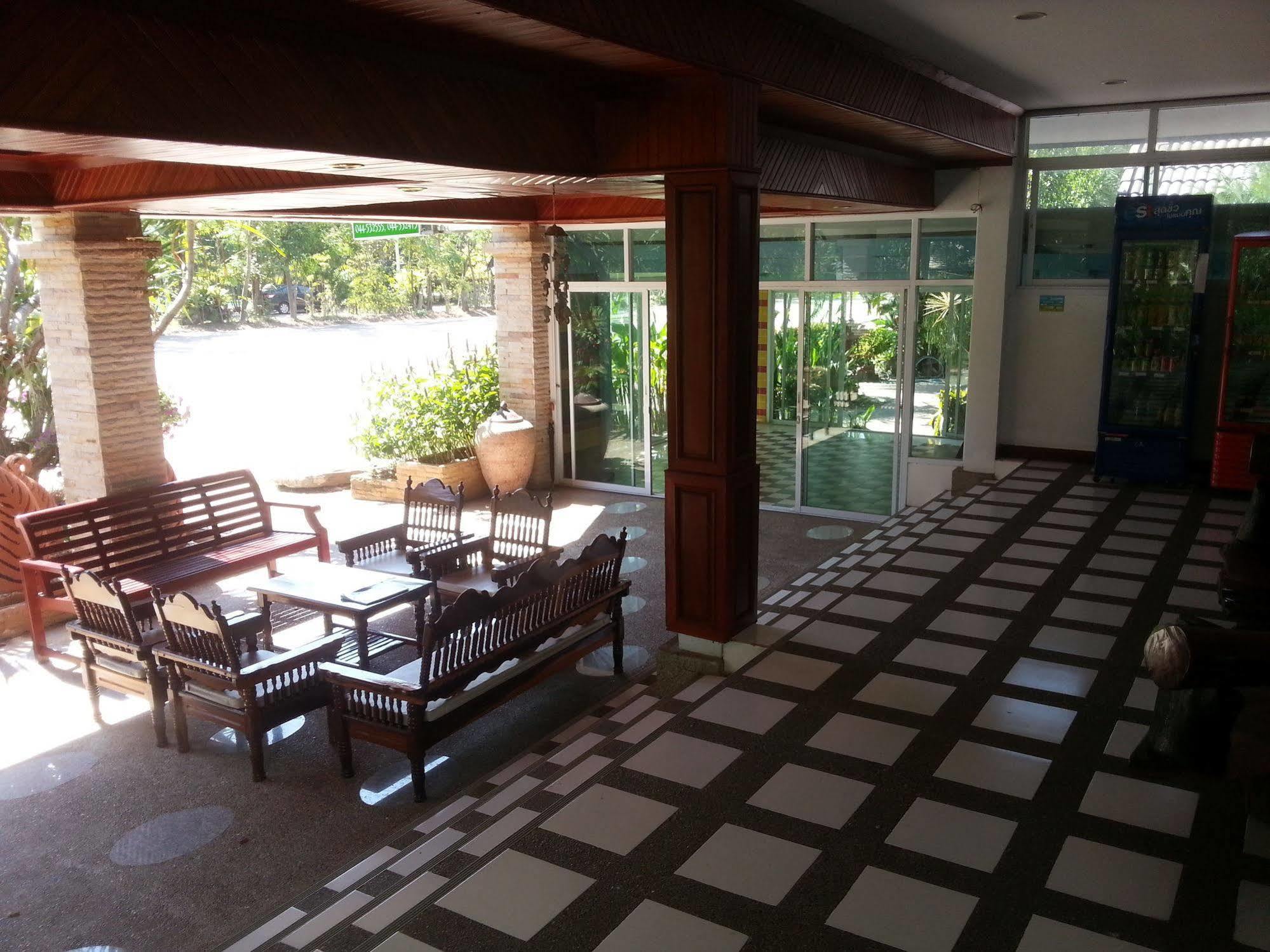 Thong Paeka Hotel Prasat Экстерьер фото